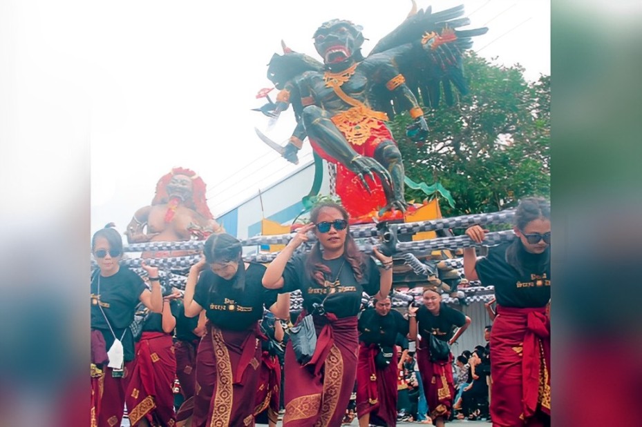 TIDAK BERAT: Ratusan warga mengarak ogoh-ogoh di depan Taman Indaman Hati, Kecamatan Wlingi (10/3/2024).