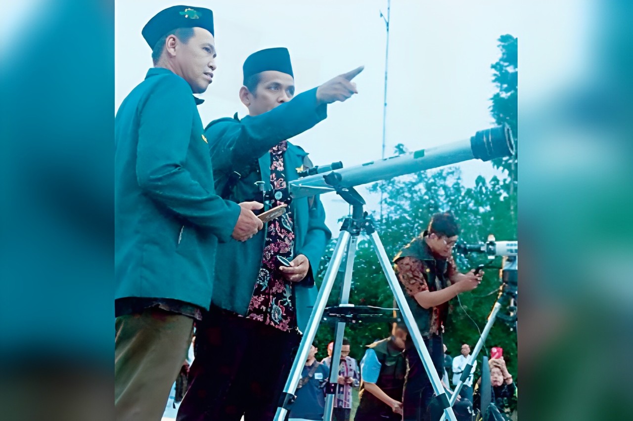 BELUM TERLIHAT: Ahli falakiah dan perwakilan beberapa kantor Kemenag melakukan pengamatan hilal di Bukit  Banjarsari, di Desa/Kecamatan Wonotirto, (10/3).