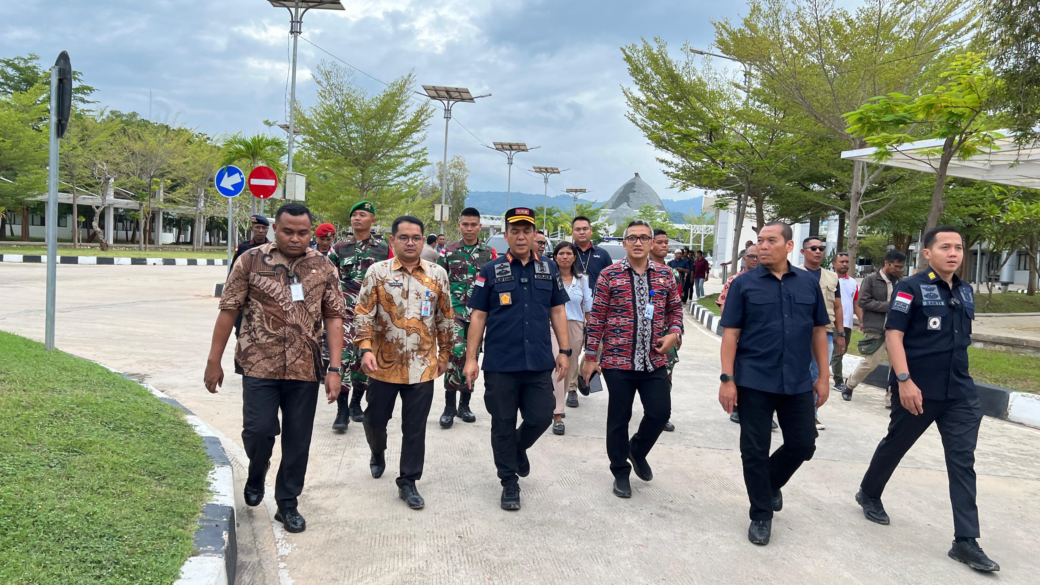 Direktur Jenderal Imigrasi, Silmy Karim meninjau Pos Lintas Batas Tradisional Turiskain di Atambua, Nusa Tenggara Timur, Kamis (08/03/2024).