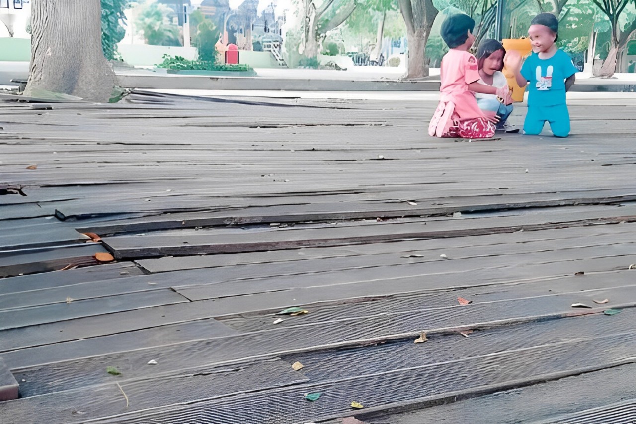 Anak bermain di RTH Kanigoro Blitar