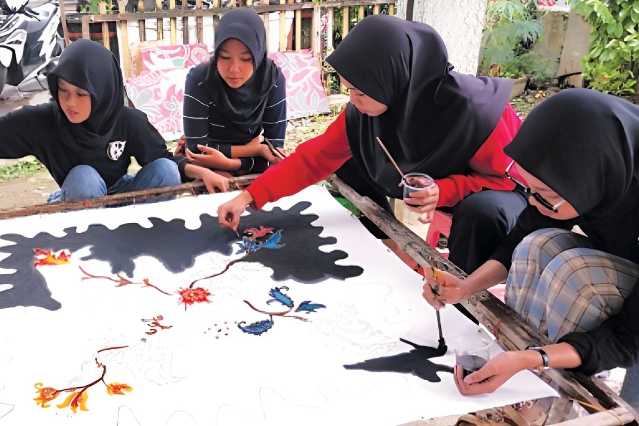 SEMANGAT: Kampung Batik Turi juga menjadi jujugan pelajar untuk belajar  membatik.