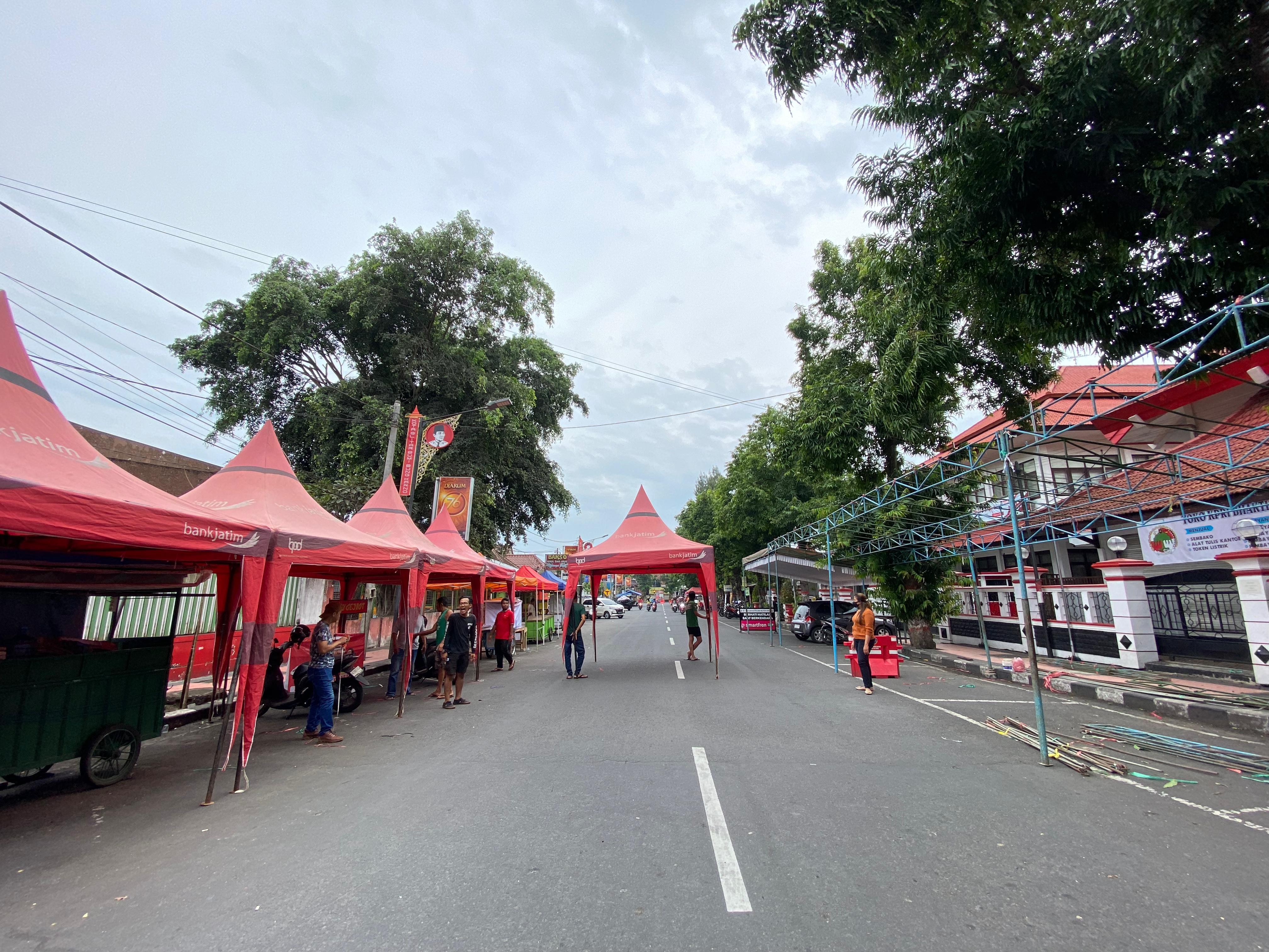 SIBUK: Sejumlah tenda untuk.pasar takjil di Jalan Kenanga mulai dipasang kemarin (11/3).