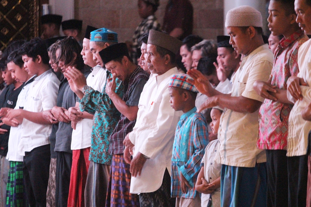 KHUSYUK: Jamaah menunaikan tarawih menyambut 1 Ramadan 1445 yang ditetapkan pemerintah di Masjid Ar Rahman Kota Blitar, kemarin (11/3).