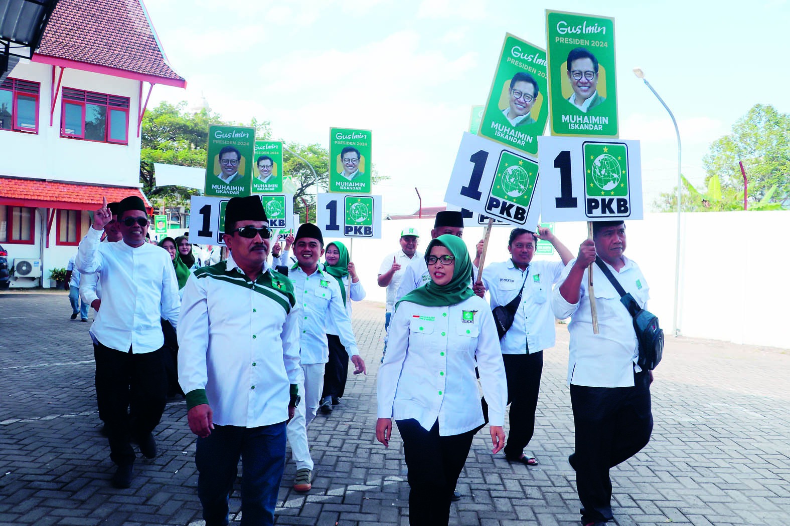 KOMPAK: Ketua DPC PKB Rini Syarifah bersama rombongan saat pendaftaran  bacaleg tahun lalu.