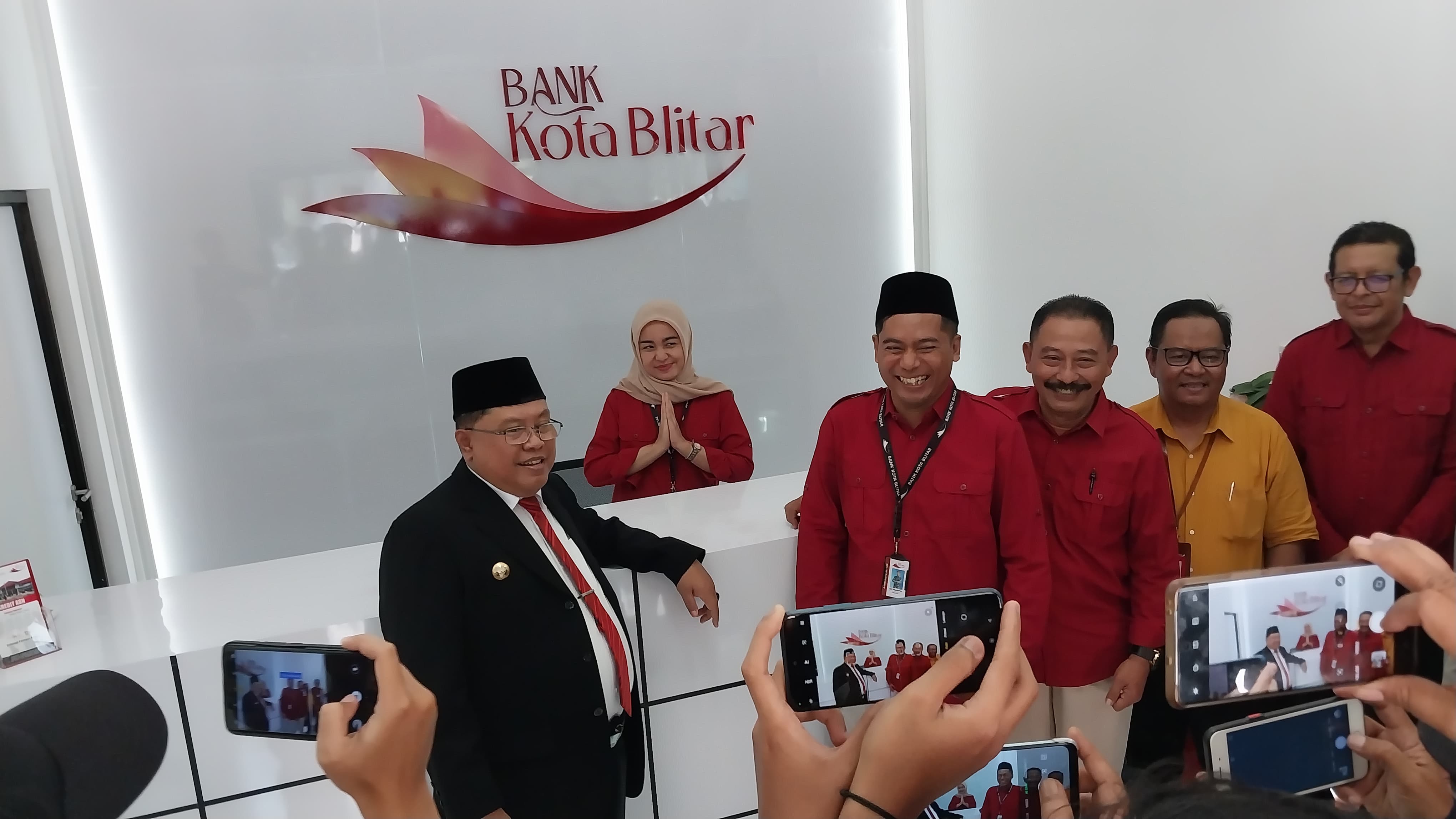 FASAD BARU: Wali Kota Blitar Santoso bersama direksi Bank Kota Blitar meninjau kantor baru setelah direnovasi, Jumat (8/3/2024).