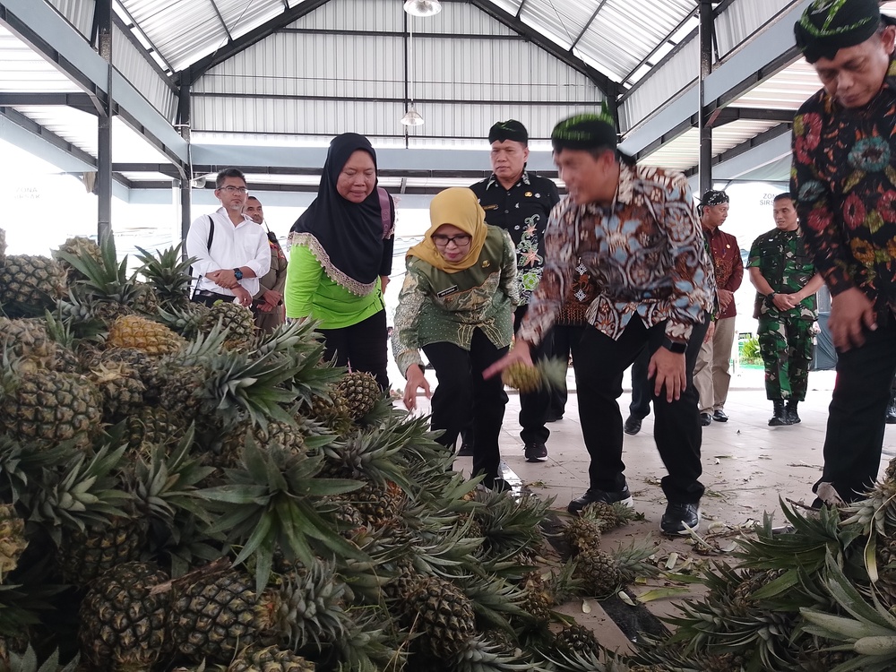 SEGAR: Pedagang menunjukkan barang dagangannya kepada Bupati Rini Syarifah dan Direktur Jenderal Perdagangan Dalam Negeri, Kementerian Perdagangan, Isy Karim, usai peresmian Pasar Patok kemarin (8/3).