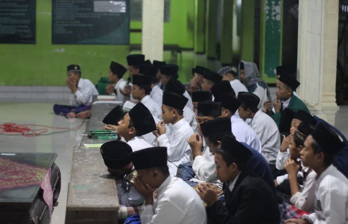 CARI ILMU: Santri dan warga umum ketika ikut ngaji kilatan di Ponpes Nasyrul Ulum , di Desa Modangan, Kecamatan Nglegok.