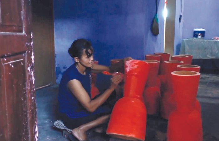 K E JA R TA RGE T: P e k e r j a memproduksi kendang pesanan pelanggan Rabu (13/3).