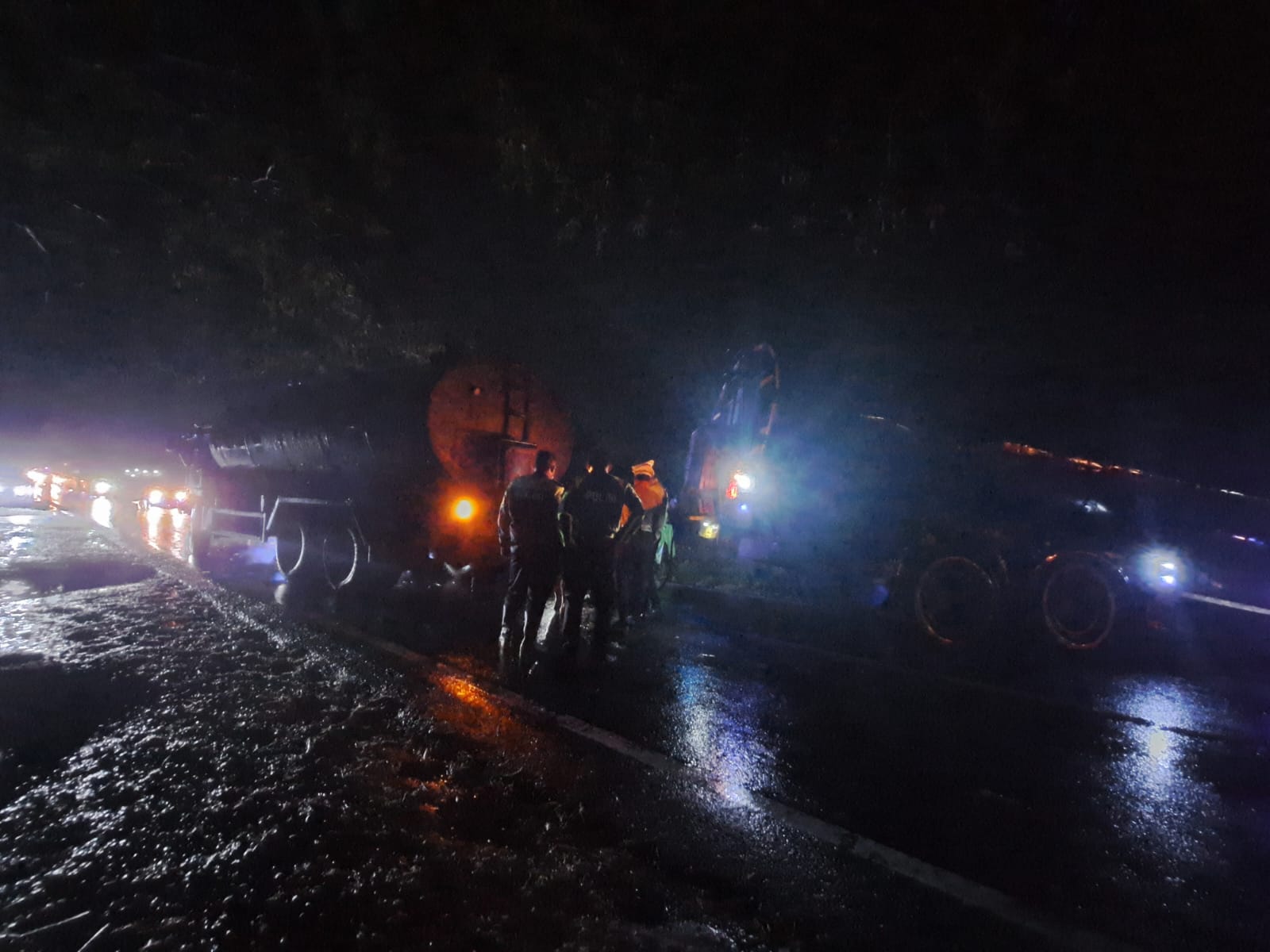 Sigap ; Anggota Satlantas Polres Blitar membantu mengevakuasi truk tangki tergelincir di Jalan Raya Desa Pasirharjo, Kecamatan Talun.