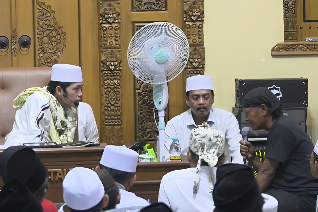Gus Iqdam tuntun Mbah suro baca syahadat