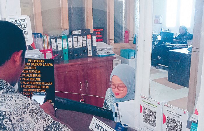 DEMI PEMBANGUNAN: Pegawai Bapenda Kabupaten Blitar sedang melayani wajib pajak yang datang ke kantor, kamis (14/3).