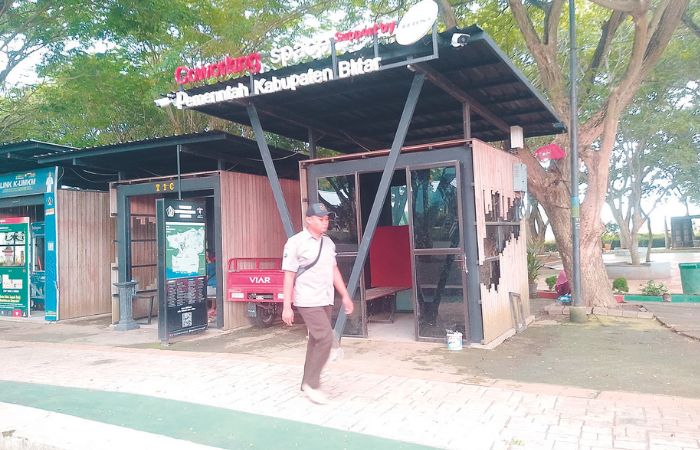 CANGGIH: Warga melintas di depan fasilitas co-working space di area RTH Kanigoro Rabu (13/3).