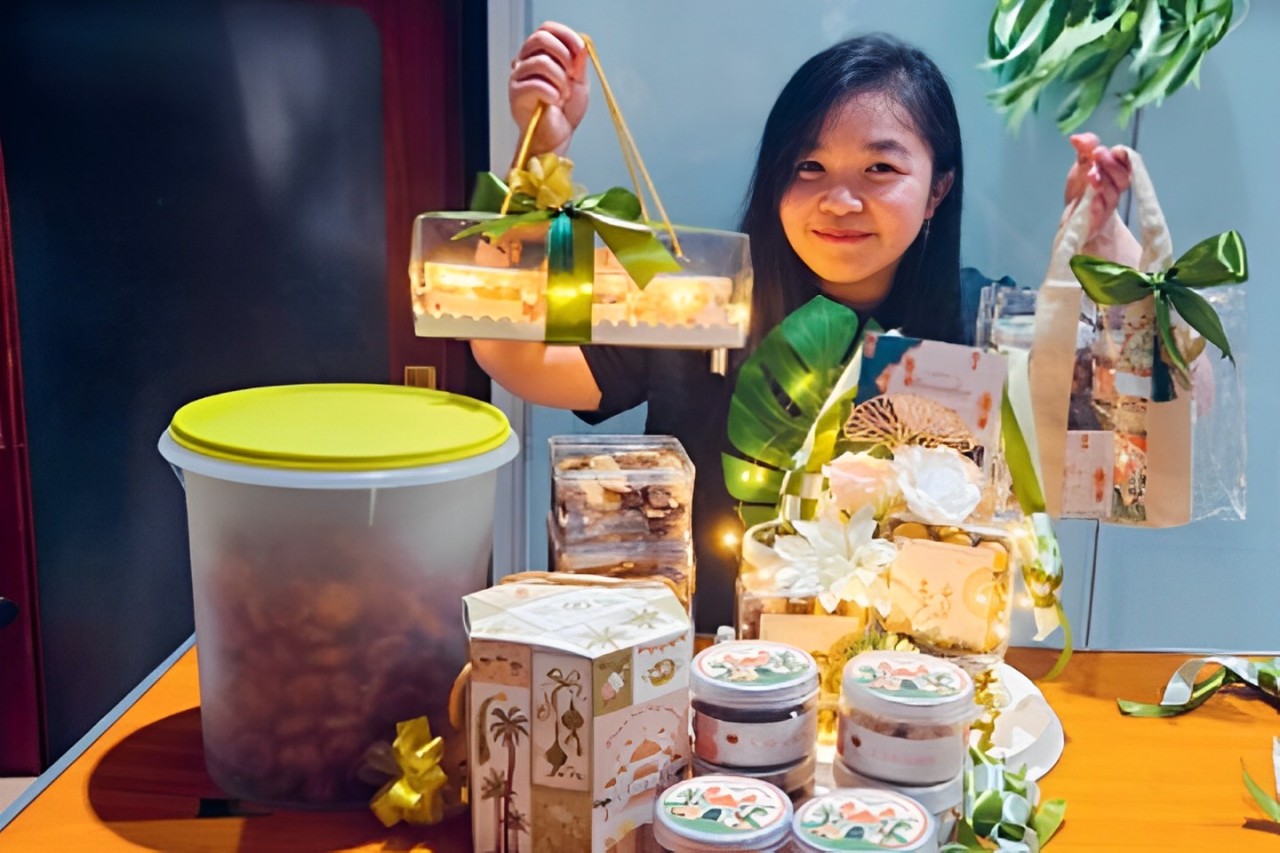 KREATIF: Iveline Julia Wibisono menunjukkan beberapa jenis kue bikinannya yang dibalut dalam bentuk hamper bernuansa Lebaran.