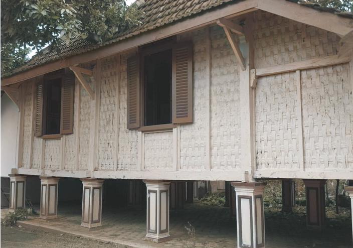 BERSEJARAH: Tampak Langgar Gantung dari sisi samping. Foto bawah, kondisi bedug dan tiang langgar tetap terpelihara dengan b
