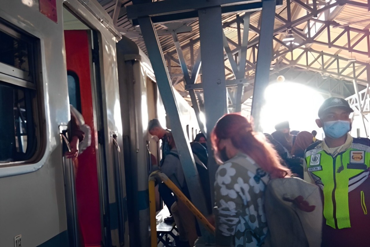 MULAI DIPADATI: Tampak suasana di Stasiun Blitar ketika penumpang hendak menunggu kereta.