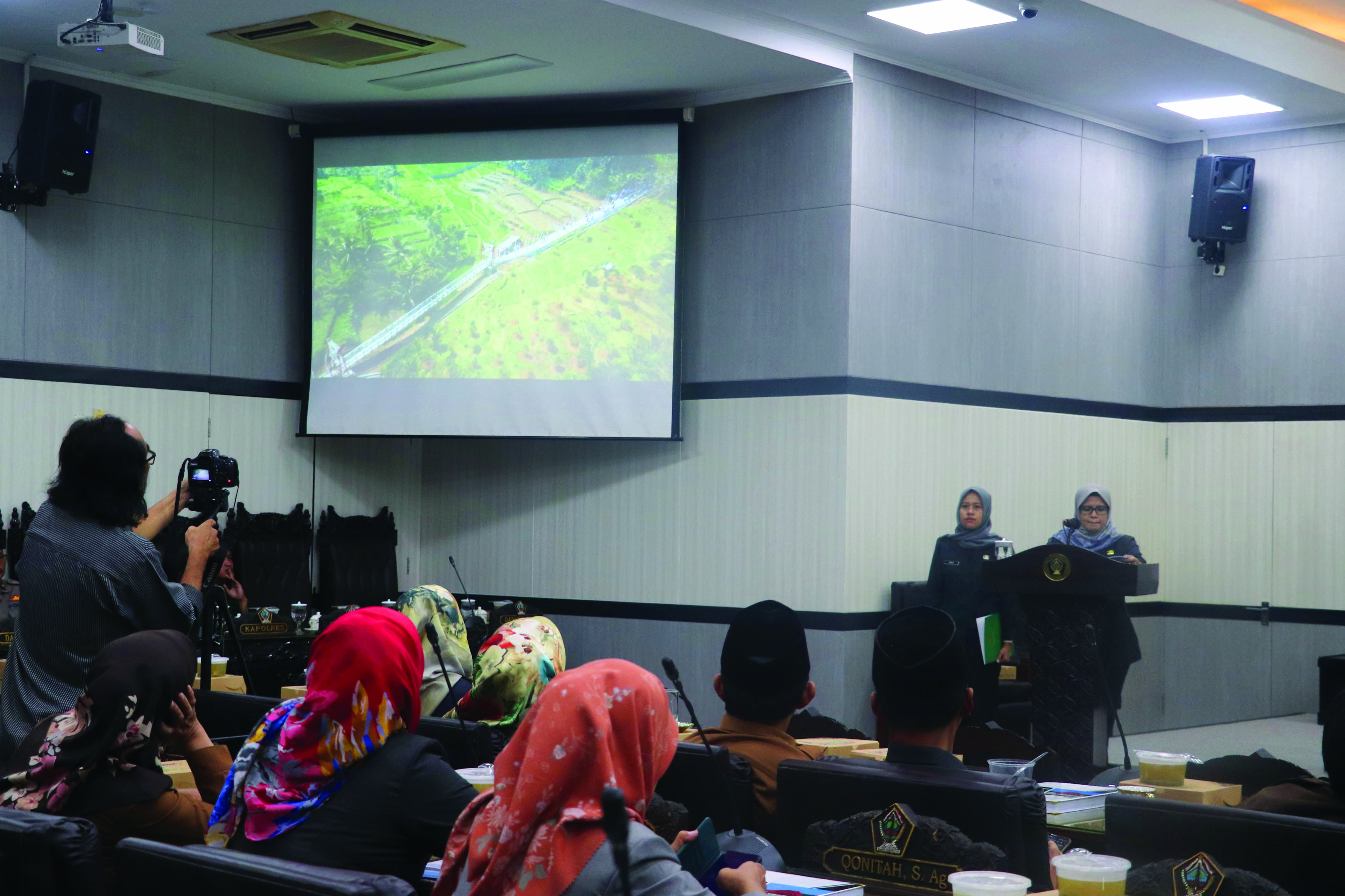 MAJU BERSAMA: Selain pembangunan infrastruktur, pemerintah kabupaten Blitar memberikan biaya pendidikan bagi mahasiswa berprestasi