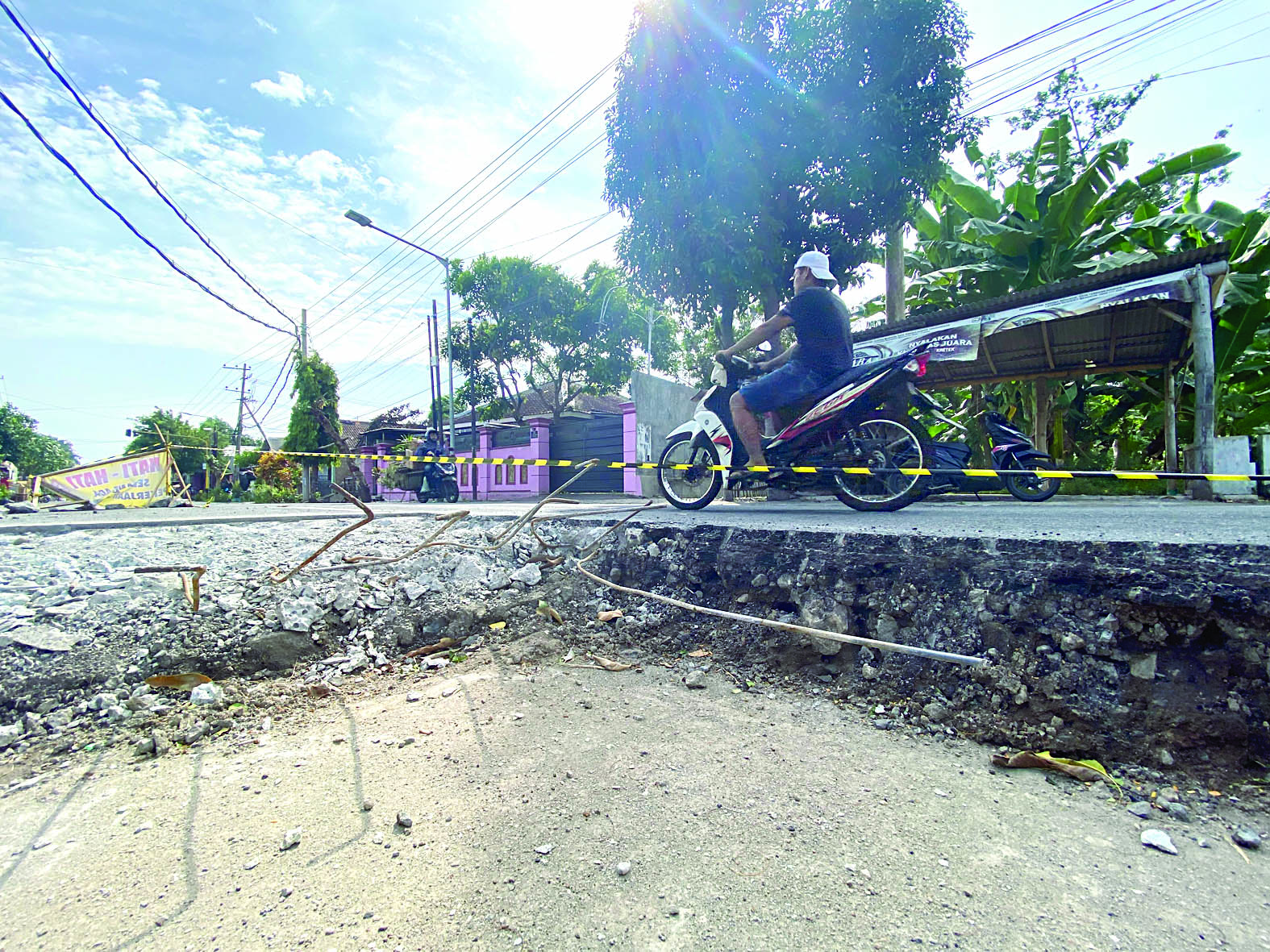 HATI-HATI: Pengendara waspada saat melintas di Jalan Ir Soekarno lantaran sedang dalam perbaikan, Selasa(12/3).