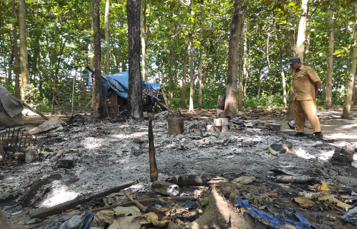 SISA: Kondisi warung jadi arang di hutan jati  Dusun Besole, Desa Darungan, Kecamatan Kademangan, Kabupaten Blitar, yang terbakar.
