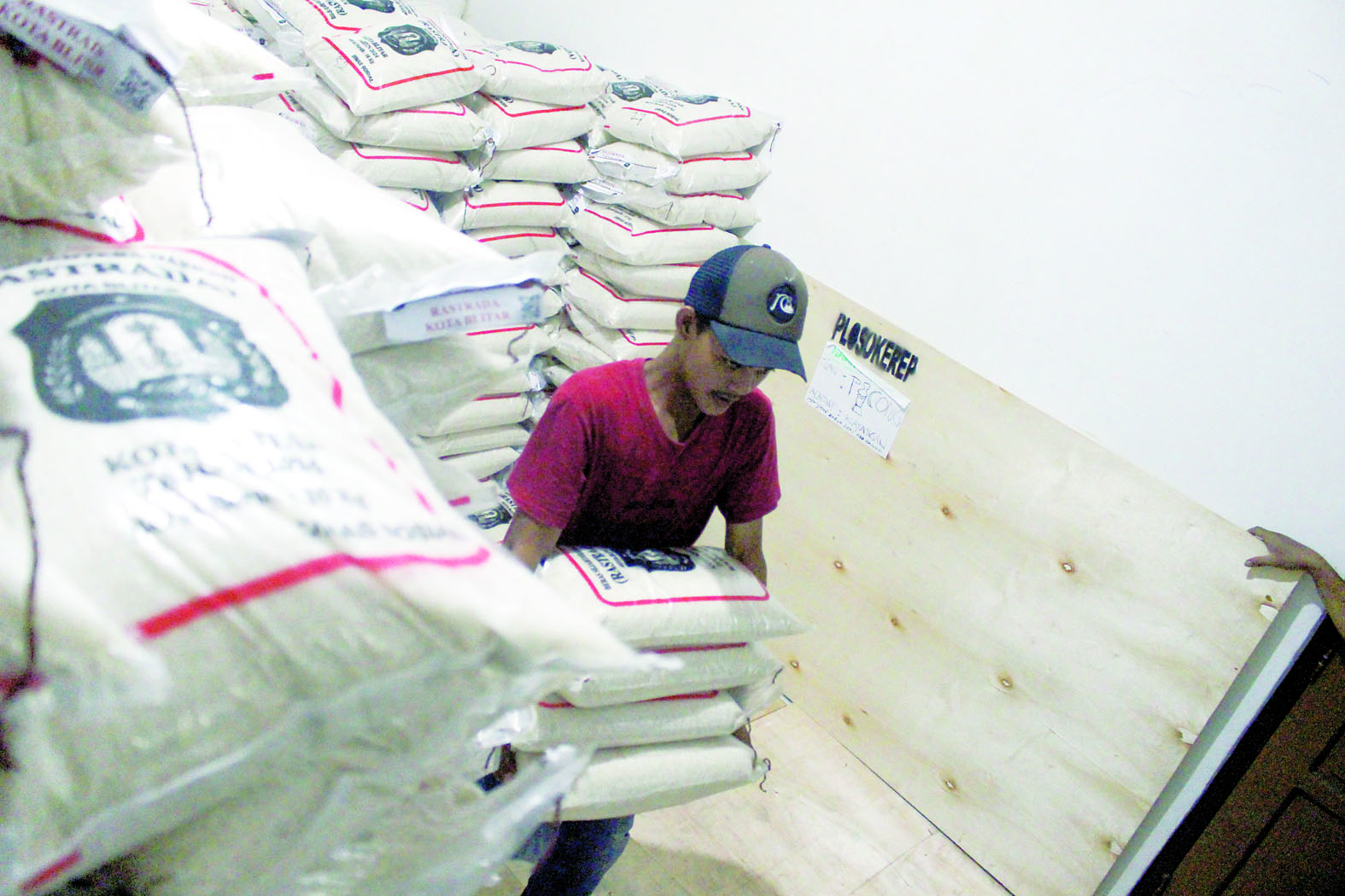 RINGANKAN BEBAN: Petugas mengambil jatah Rastrada untuk KPM warga Kelurahan Plosokerep, kemarin (18/3). Tiap KPM mendapat beras 40 kilogram.