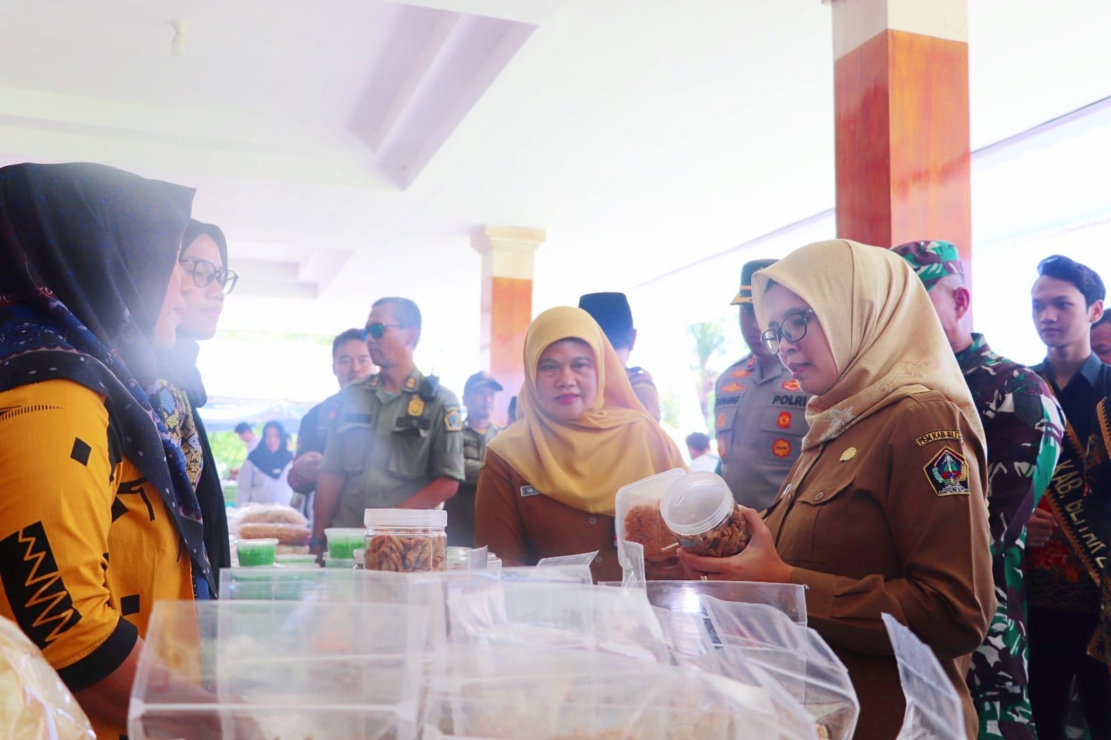 PEDULI UMKM: Bupati Rini Syarifah berdialog dengan pelaku usaha kecil di area Bazar Ramadan