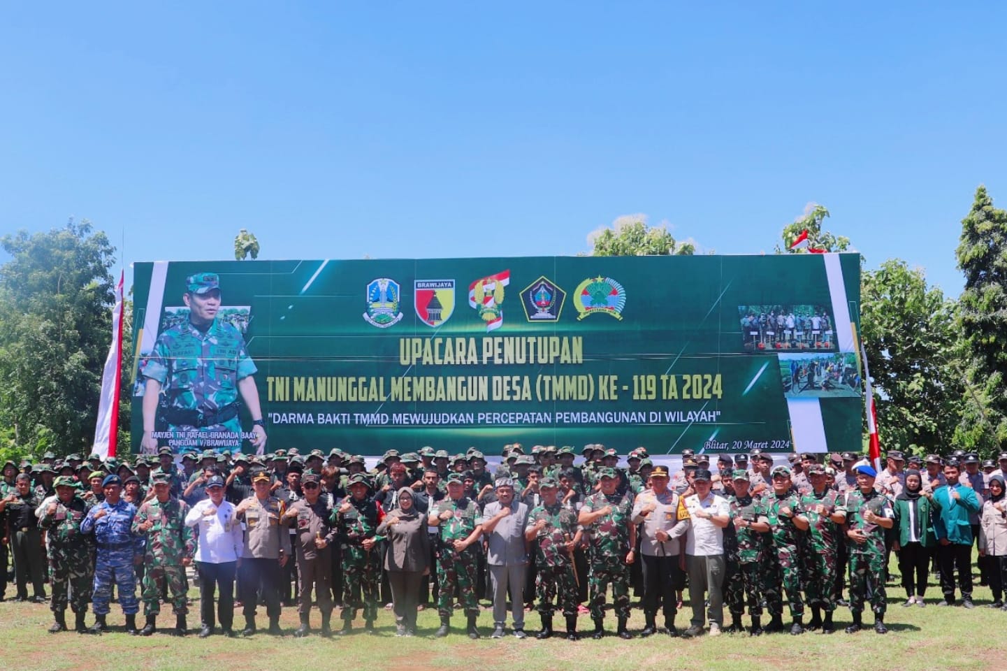 SINERGI: Bupati Rini Syarifah, Pangdam V Brawijaya Mayjen TNI Rafael Granada Baay , jajaran forkopimda, dan para stakeholder terkait TMMD Ke-119 di Desa Wonotirto berfoto bersama usai upacara