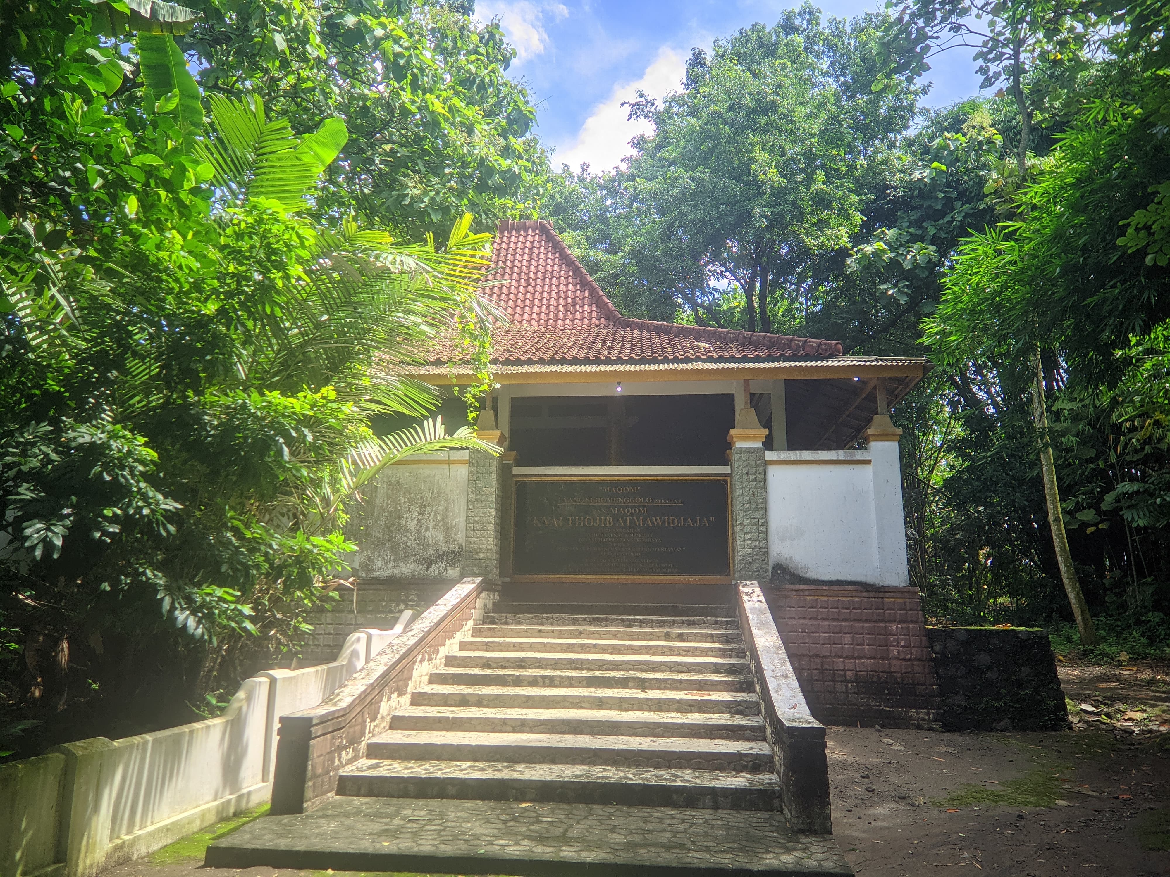 BERSEJARAH: Tampak pintu masuk dan makam Kiai Raden Suromenggolo beserta muridnya di Dusun Ngadipuro, Desa Sumberejo, Kecamatan Sanankulon.