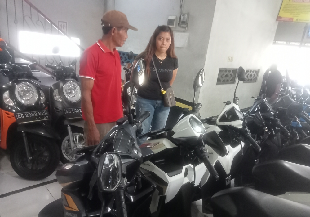 TELITI: Seorang pengunjung sedang memilih diler mokas di Desa Tlogo, Kecamatan Kanigoro, kemarin (19/3).