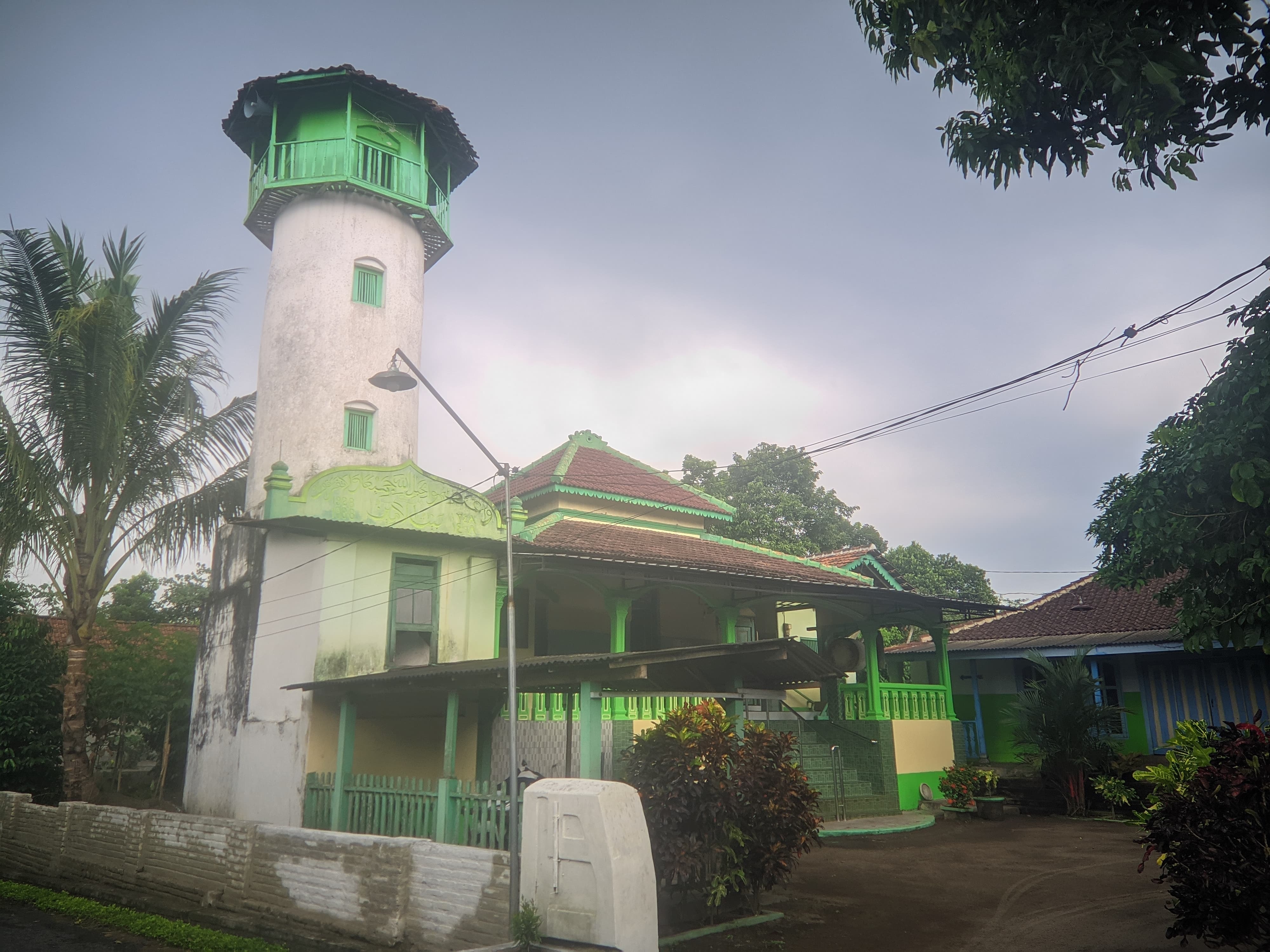 SAKSI SEJARAH: Masjid Baitul Amin di Dusun Centong, Desa Sawentar, Kecamatan Kanigoro, masih berbentuk khas Jawa.