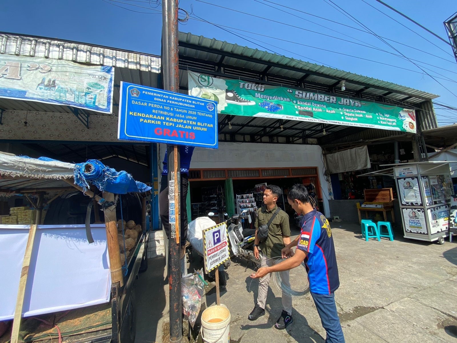 ATURAN BARU: Pegawai Dinas Perhubungan Kabupaten Blitar memasang rambu informasi parkir gratis.