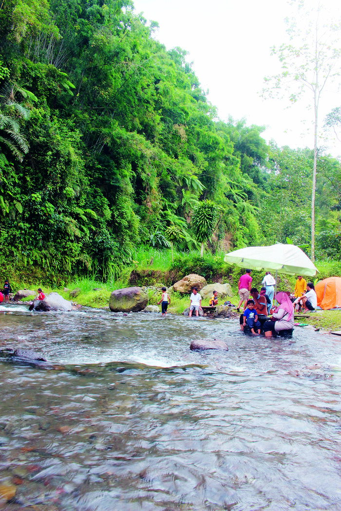 WISATA AIR: Warga berlama-lama di destinasi wisata Kali Kebo, di Desa Slumbung, Kecamatan Gandusari.
