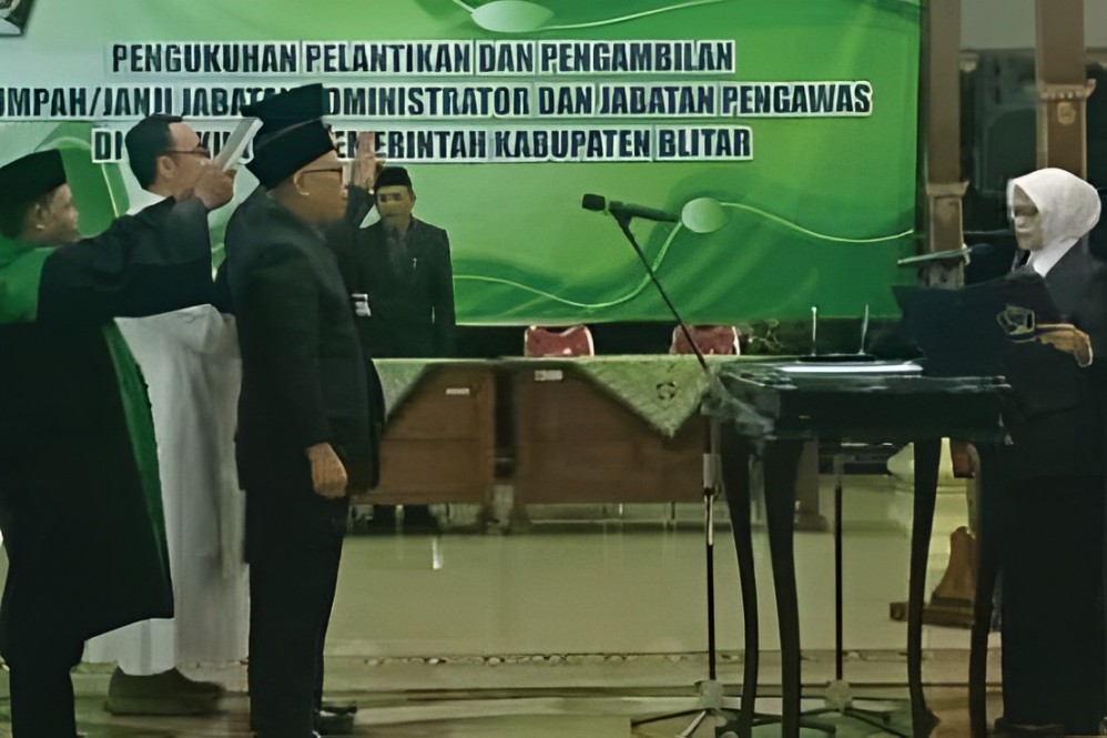 SAKRAL: Bupati Rini Syarifah memandu pengucapan sumpah janji jabatan di Pendapa Ronggo Hadi Negoro Kamis (21/3) malam.