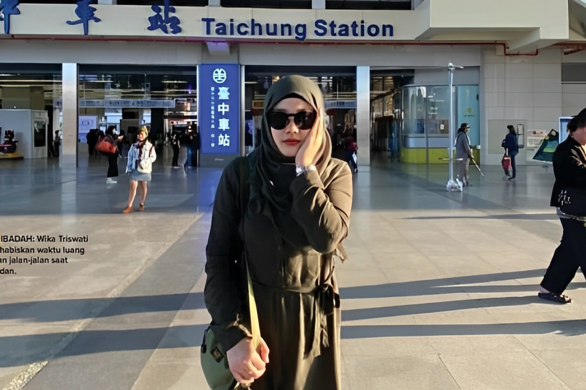 TAAT IBADAH: Wika Triswati menghabiskan waktu luang dengan jalan-jalan saat Ramadan.