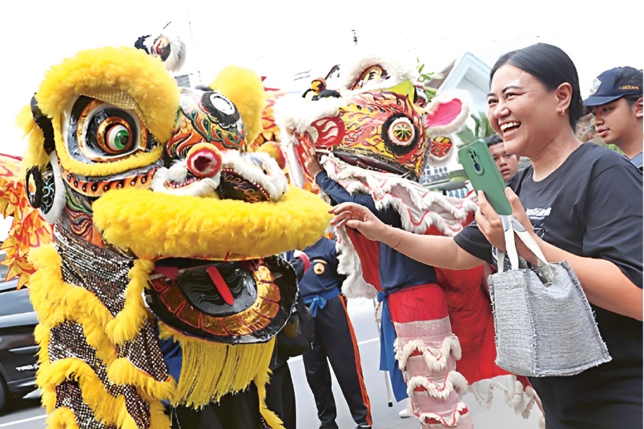 ANTUSIAS: Warga sedang menikmati pertunjukan barongsai saat pawai Cap Go Meh beberapa waktu lalu.