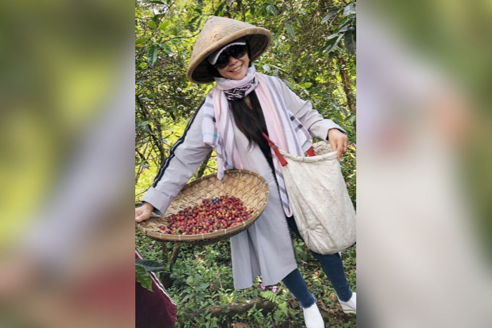 TANTANGAN: Mia ketika berada di kebun kopi miliknya beberapa waktu lalu.