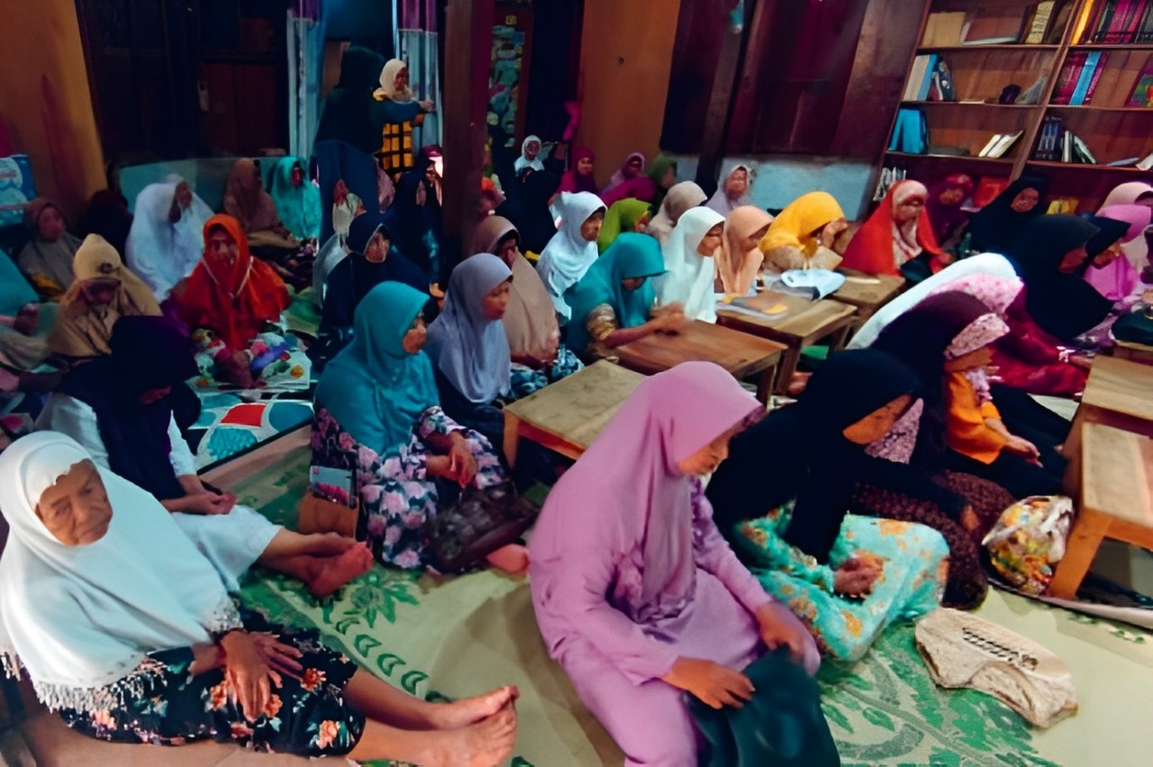PRODUKTIF: Puluhan orang lansia menyibukkan diri dengan mengaji dan tadarus Alquran di Pondok Lansia Al-Hikmah di Desa Kendalrejo Kecamatan Talun, saat Ramadan.