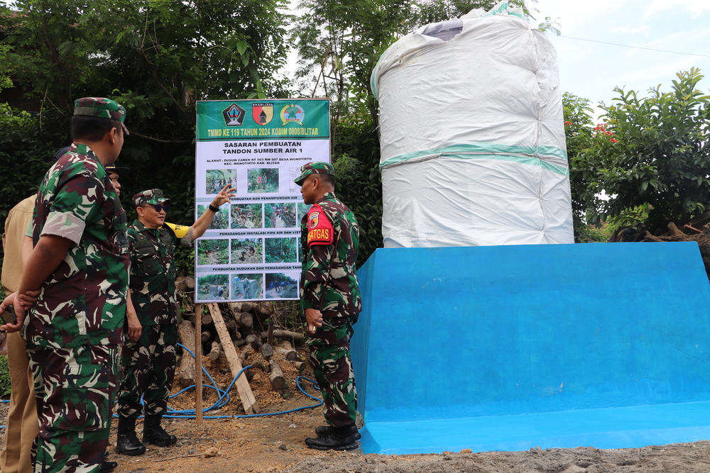 Mayjen TNI Lilik Sudaryani dan Dandim 0808/Blitar Letkol  Inf Hendra Sukmana saat melakukan monitoring dan evaluasi TMMD Ke-119 Tahun 2024 Kodim Blitar, Selasa (5/3)
