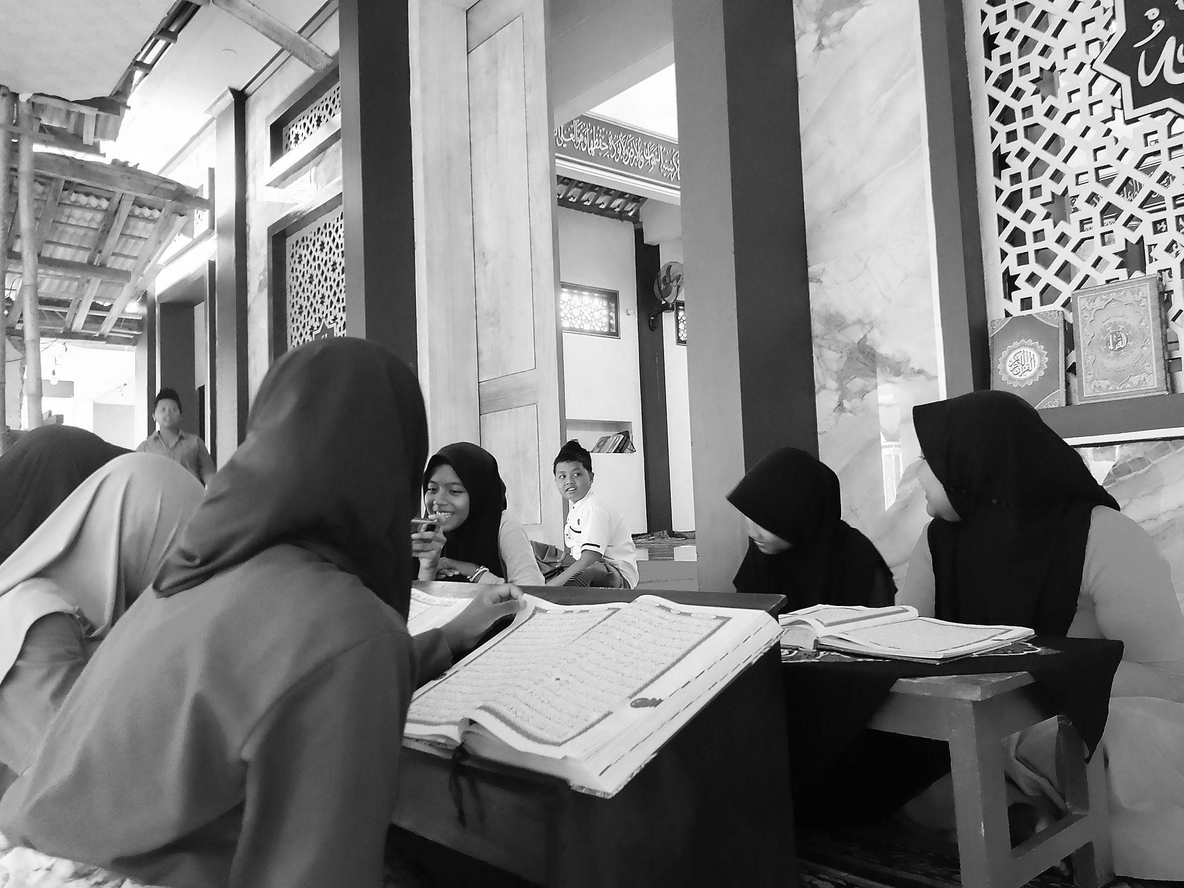 CANGGIH: Penampakan dalam Masjid Darul Kurmain di Desa Kemloko, Kecamatan Nglegok yang memanfaatkan kecerdasan buatan.