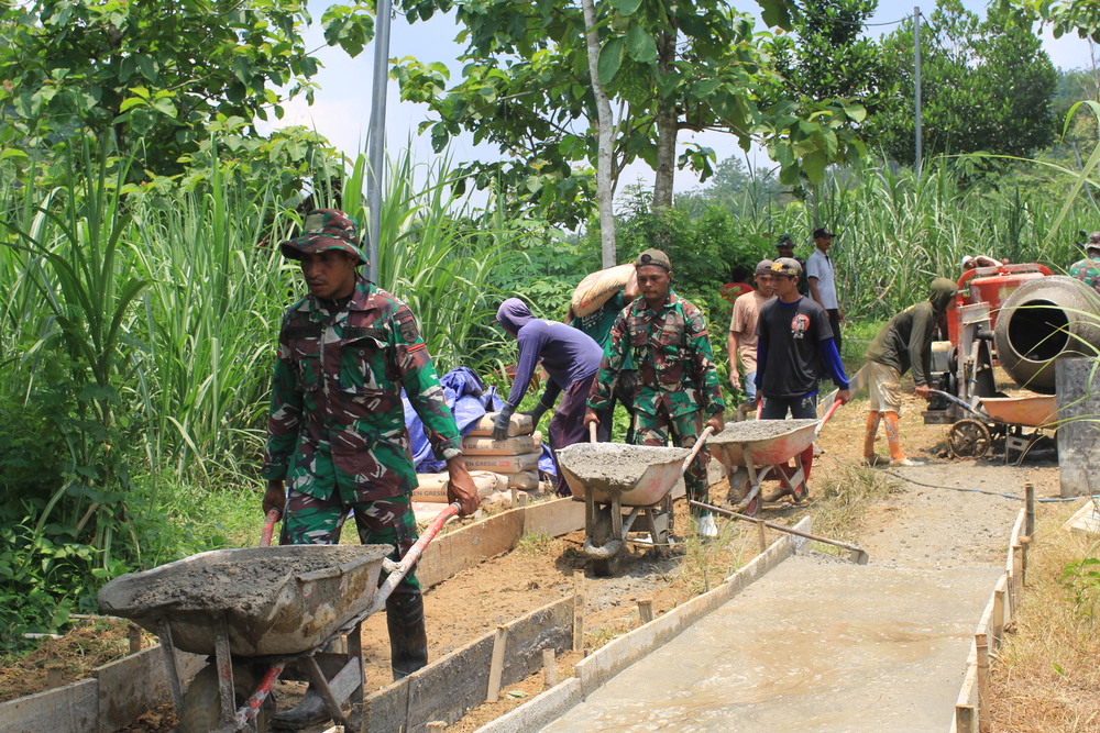 UNTUK RAKYAT: 150 Tentara dikerahkan dalam TMMD ke-119 di desa/kecamatan Wonotirto