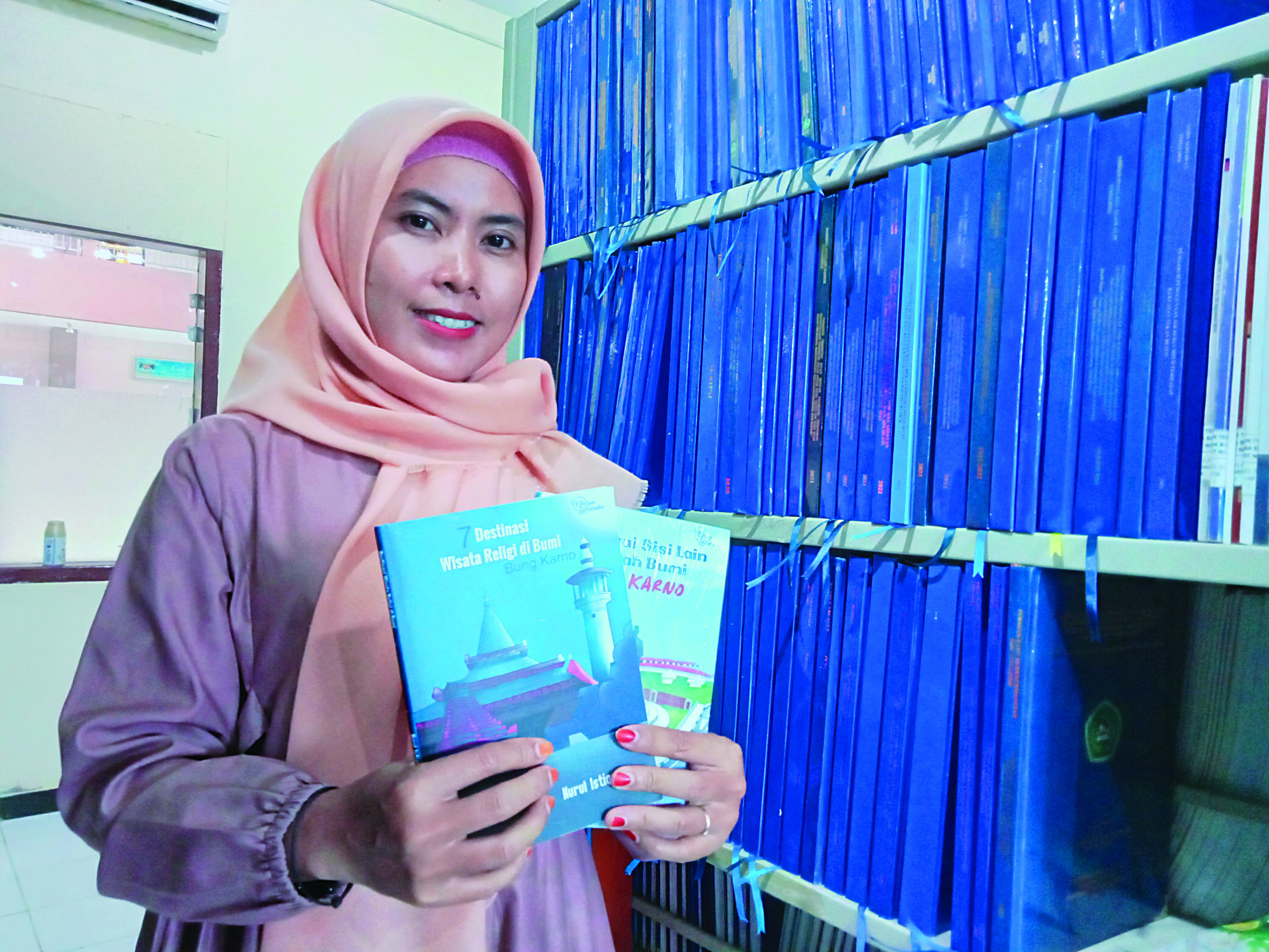 LITERASI: Nurul Istiqomah menunjukkan dua karyanya tengang kearifan lokal Blitar.