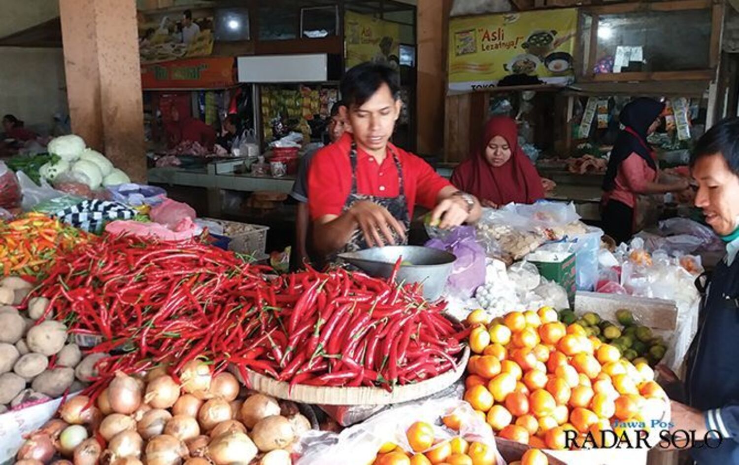 Penjual bahan pokok di pasar