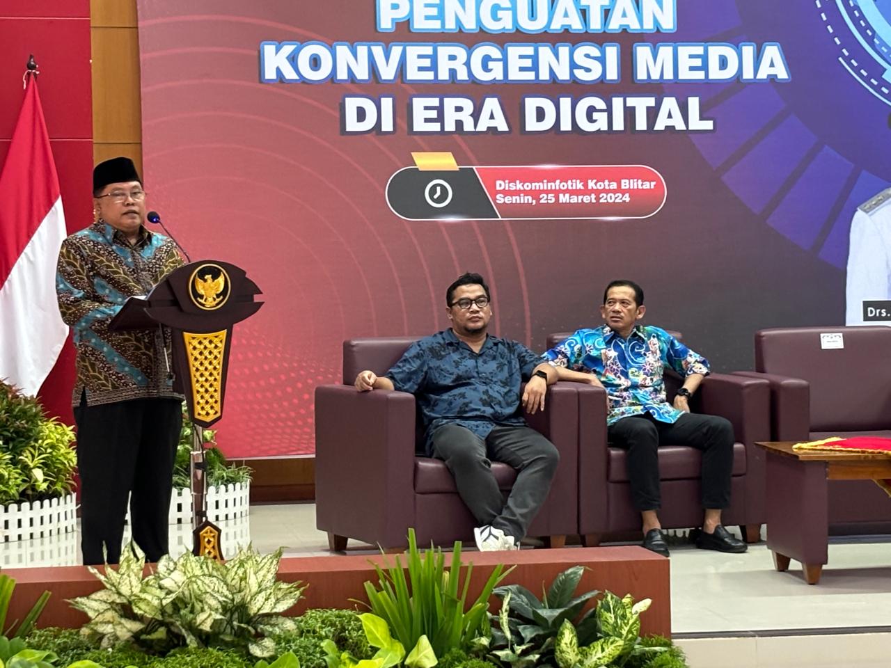 SINERGI: Wali Kota Santoso menyampaikan sambutan di hadapan wak media dalam acra penguatan konvergensi media di era digital