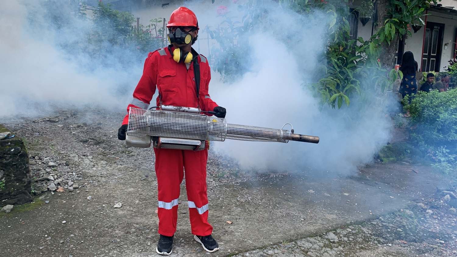 PENGASAPAN: petugas dinas kesehatan melakukan fogging di wilayah Kecamatan Wlingi.