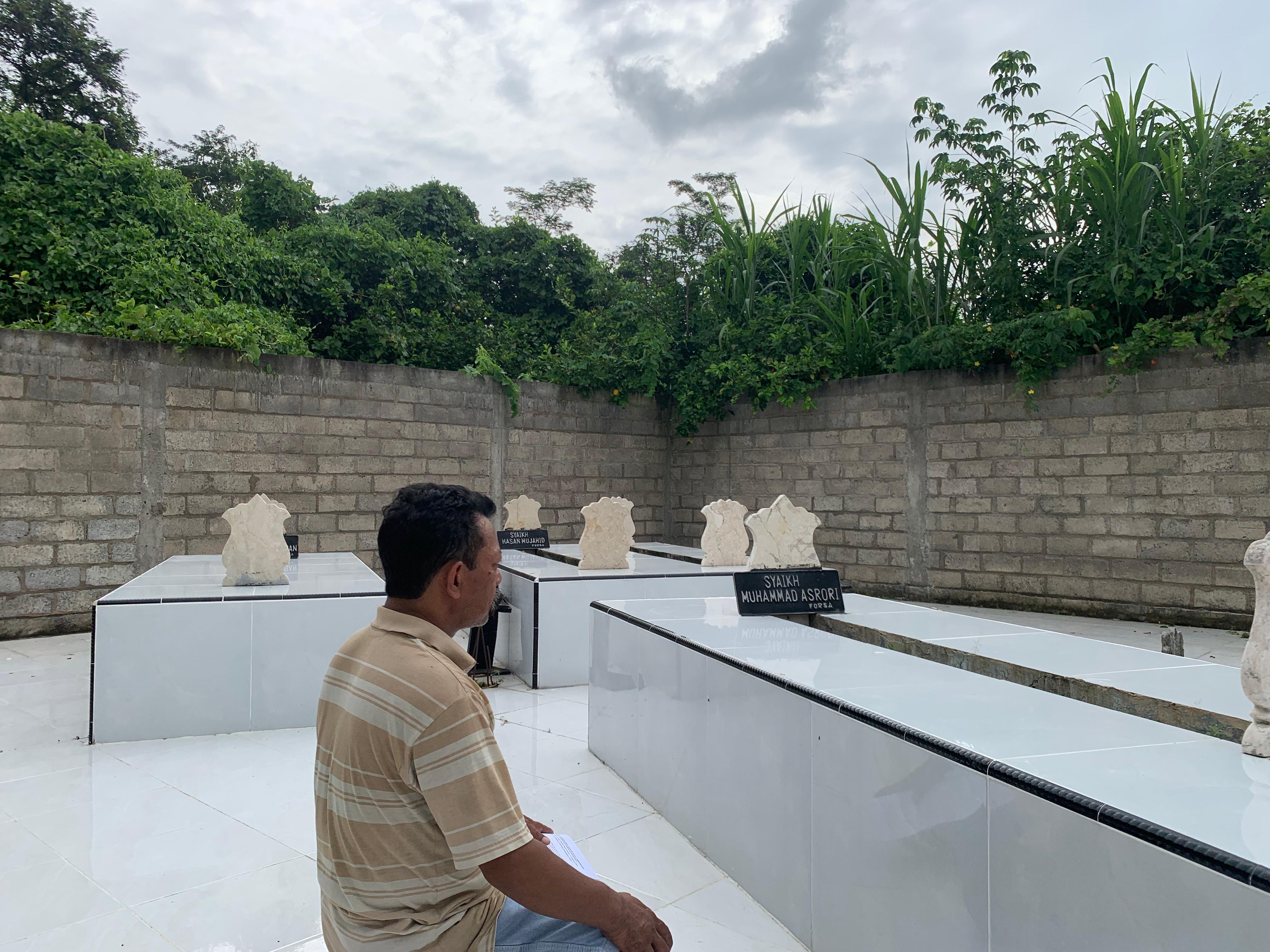 PEJUANG BANGSA: Peziarah berdoa di depan pusara para tokoh Islam