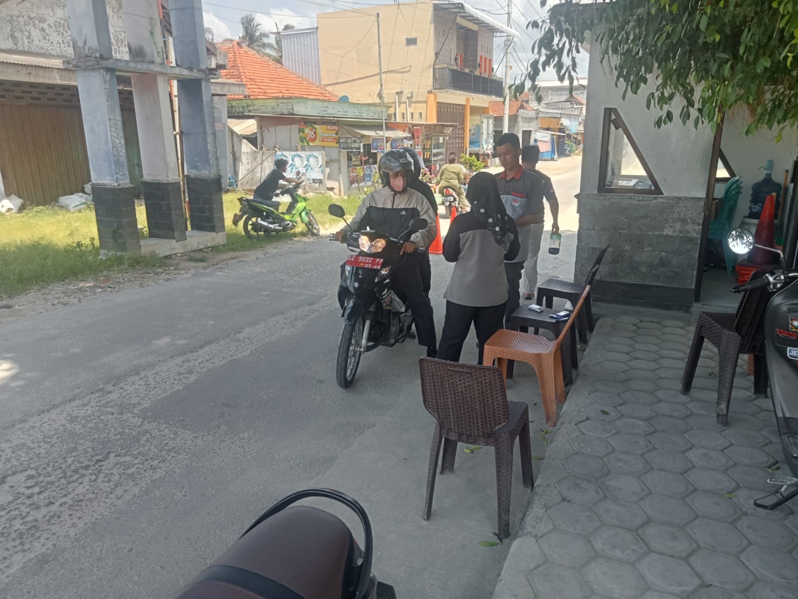 SEPI: Beberapa pengunjung sedang membayar retribusi masuk wisata pantai Tambakrejo