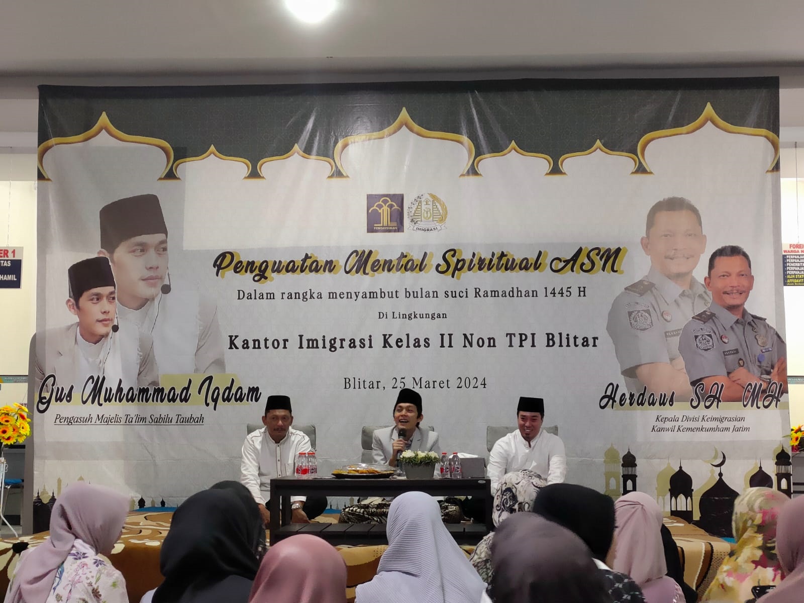 SIRAMAN ROHANI: Gus Iqdam memberikan tausiah didampingi Kepala Kantor Imigrasi Kelas II Non TPI Blitar, Arief Yudistira, kemarin (25/3).