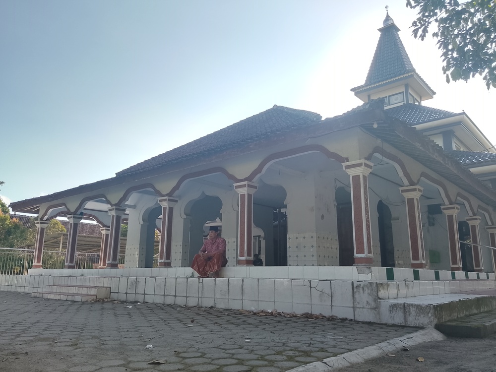 SIMPAN SEJARAH: Masjid Darul Kurmain di Nglegok yang mengalami renovasi. Dua pohon sawo besar menjadi ciri khas
