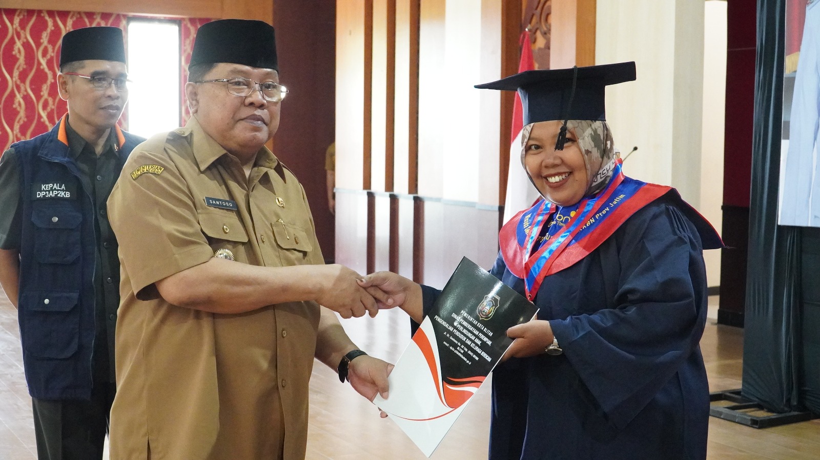 APRESIASI: Wali Kota Santoso menyerahkan sertifikat SOTH kepada salah satu wisudawan, Selasa (26/3).