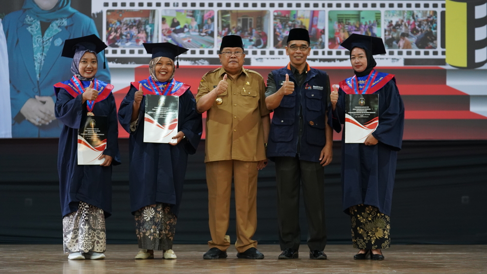 TELADAN: Wali Kota Santoso (tengah) didampingi Kepala DP3AP2KB Kota Blitar Parminto (dua dari kanan) usai menyerahkan sertifikat kepada wisudawan SOTH.