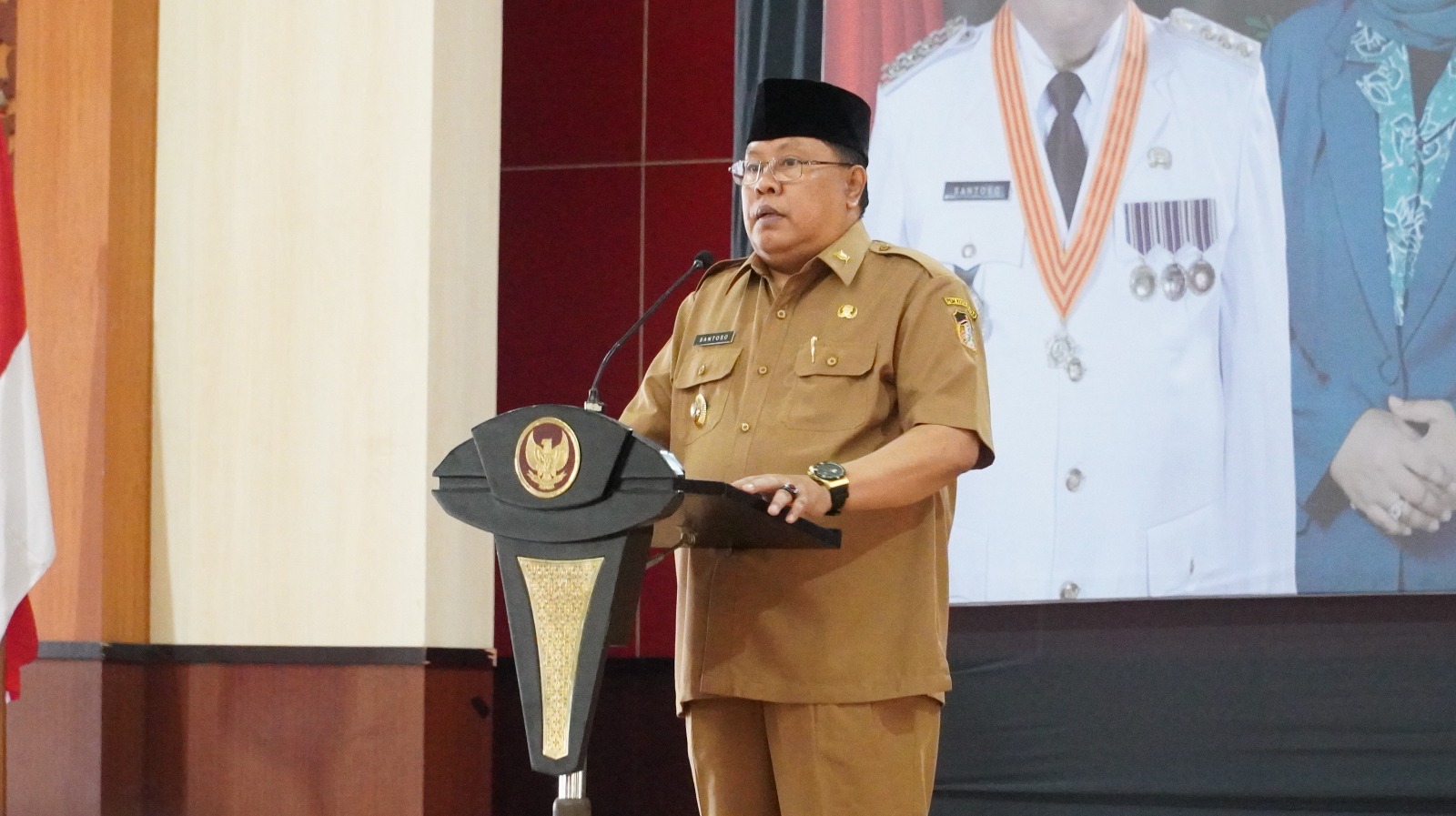 SERIUS: Wali Kota Santoso memberikan pesan kepada ratusan orang tua sekaligus wisudawan SOTH di Gedung Kesenian, Selasa (26/3).