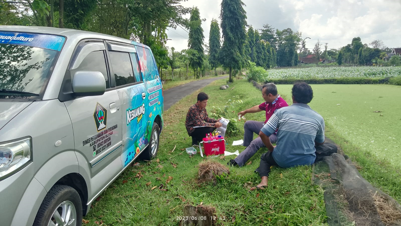JADI SATU: Pegawai dinas peternakan dan perikanan sedang melakukan pengujian sampel darah di lab perikanan.